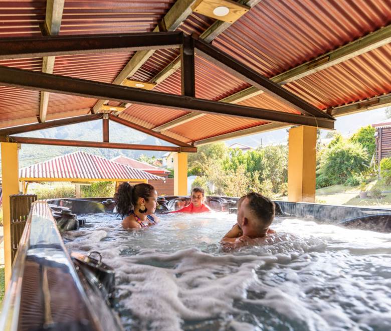 Spa de Nage Jacuzzi les bungalows des makes