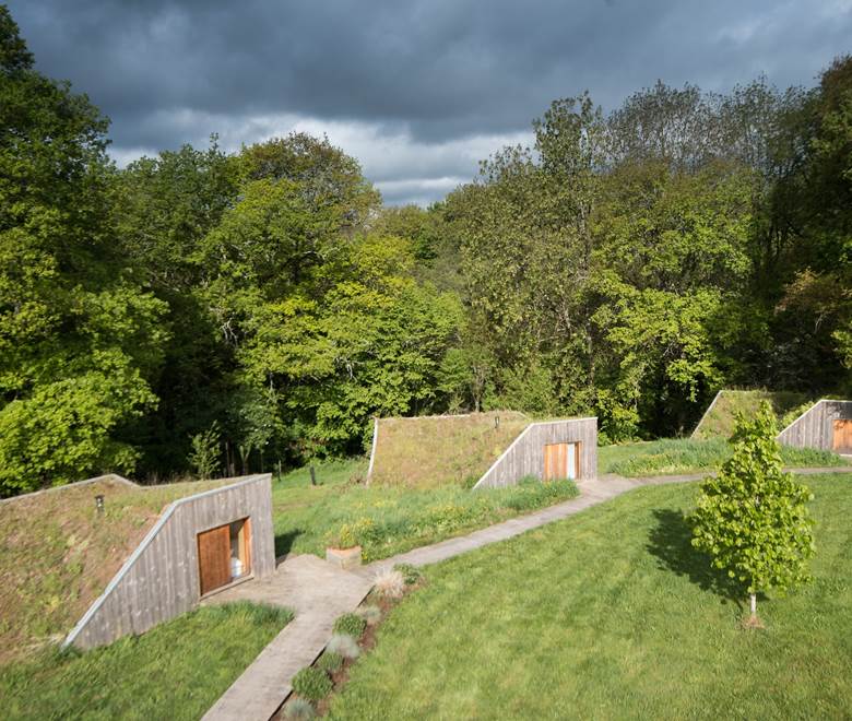 les cabanes autour du tilleul à Saint-Victurnien
