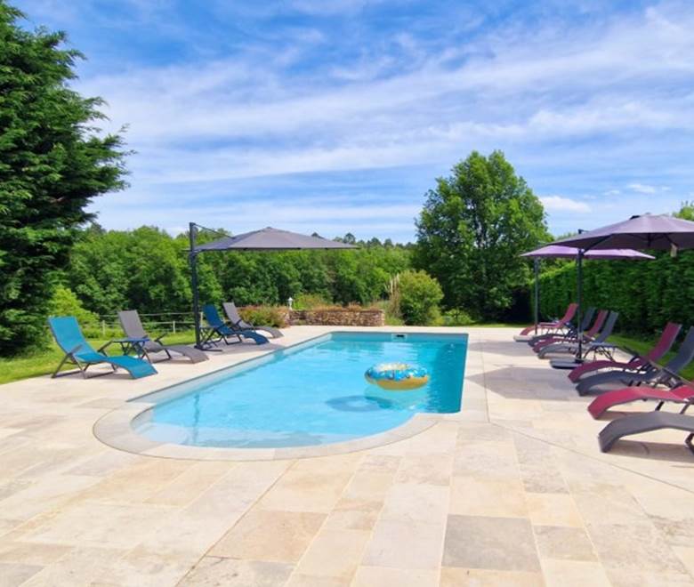 piscine chauffée au milieu de la nature sans vis-à-vis 