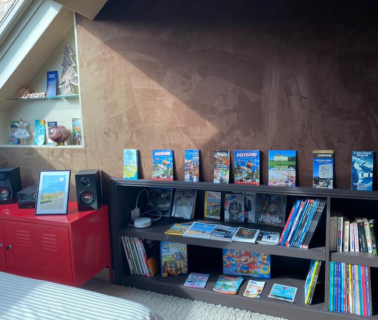 Brochures touristiques et Bibliothèque à disposition