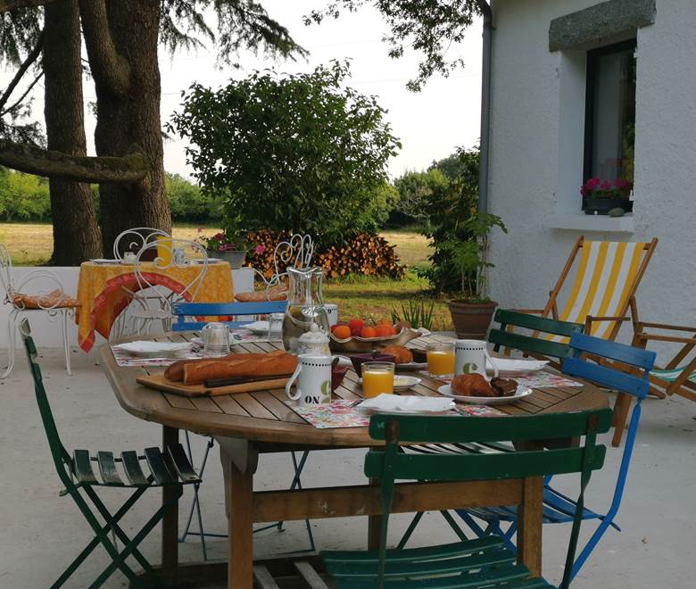 Petit déjeuner continental servi sur la terrasse principale, moulin de La Retardière, Orvault, proche Nantes, Treillières, Sautron
