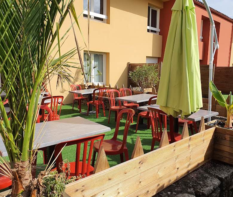 HÔTEL-RESTAURANT-LE-CHEVAL-BLANC-terrasse