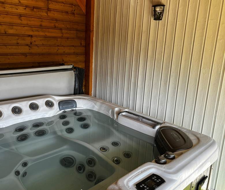 Spa en extérieur du gîte Pinson