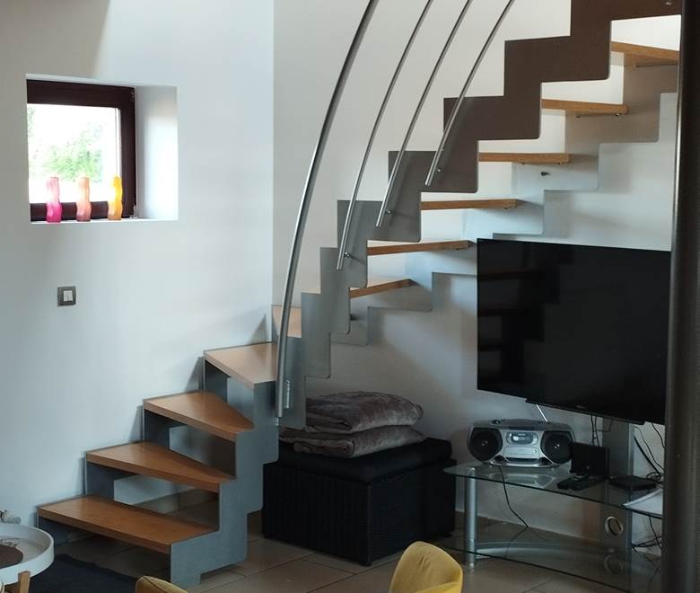 TV et escalier vers les chambres