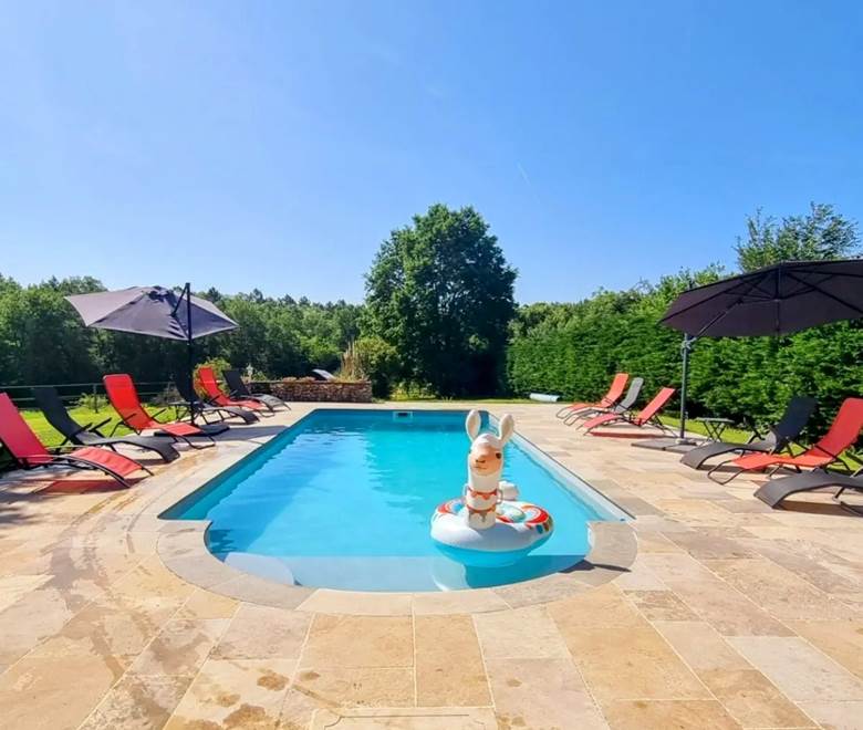 Transats et parasols au bord de la piscine