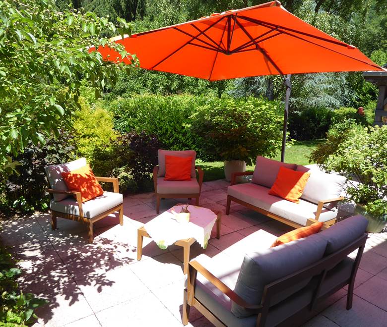 salon de jardin avec vue sur les montagnes vosgiennes
