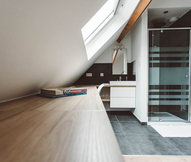 301 CHAMBRE SUPERIEUR-BUREAU ET DOUCHE