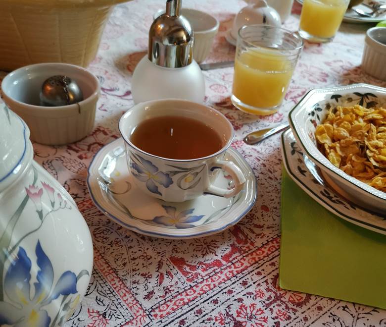 Petit déjeuner des chambres d'hôtes servi à la table commune, moulin de La Retardière, Orvault
