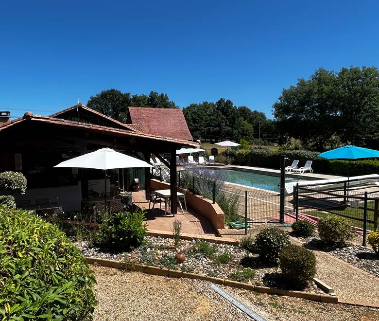 Piscine commune aux gîtes en Périgord