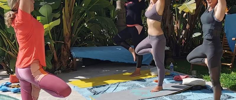 yoga devant la piscine blue dream