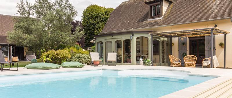 Le Gîte avec son accès directe à la piscine et sa vue imprenable sur le parc