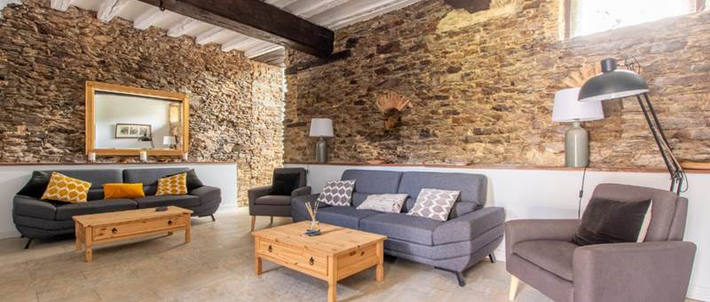 Bramley : vaste salon pierres et poutres apparentes