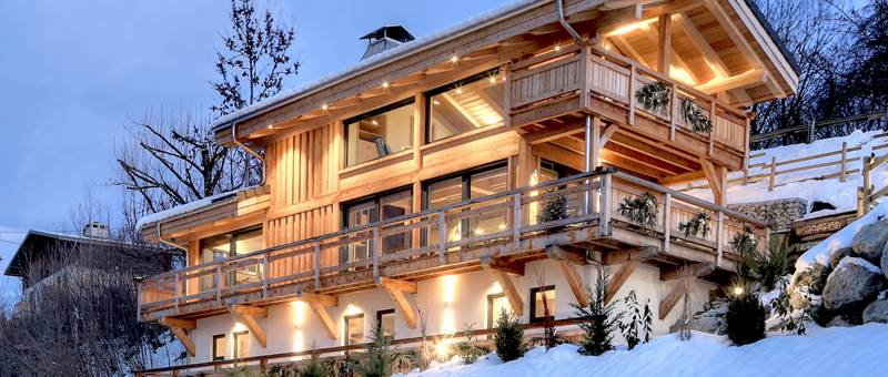 Magnifique chalet à la tombée de la nuit