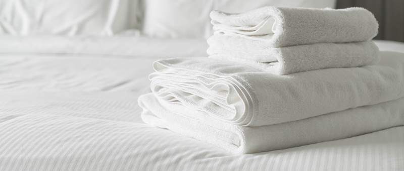 serviette-blanche-decoration-du-lit-dans-interieur-chambre