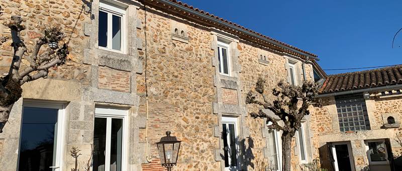 L'hébergement se situe au 1er étage de la maison principale