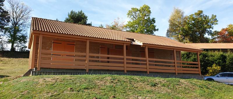Chalets jumelés (12 couchages, 2 salles d'eau, 2 kitchenettes 1 terrasse commune double)
