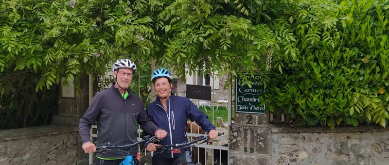 Nos clients Lia et Mark heureux de commencer leur randonnée dans les Monts de Blond !