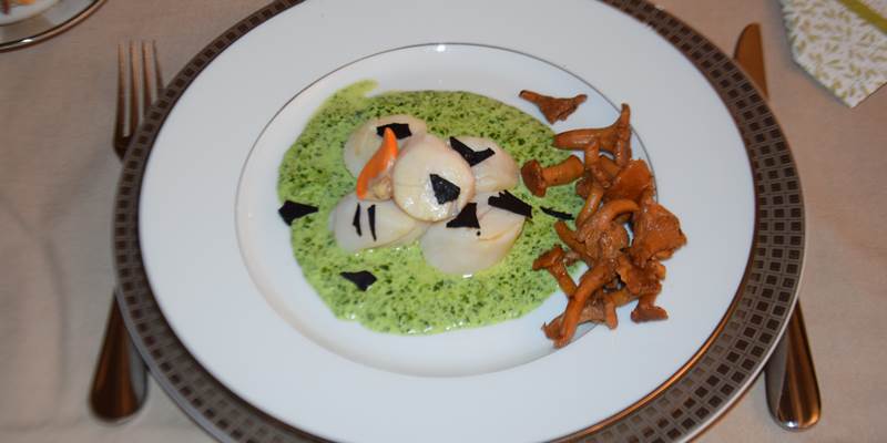 Notre table d'hôtes dans le Lot : noix de Saint-Jacques aux truffes, jus de persil et girolles-options