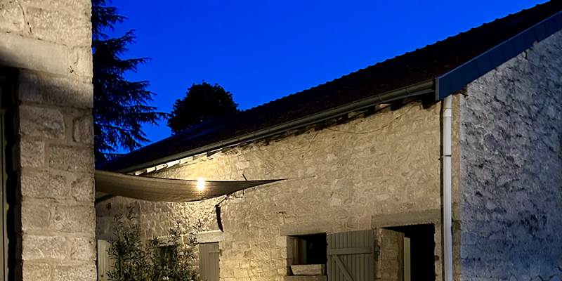 espace extérieur éclairé pour les soirées-special-offer