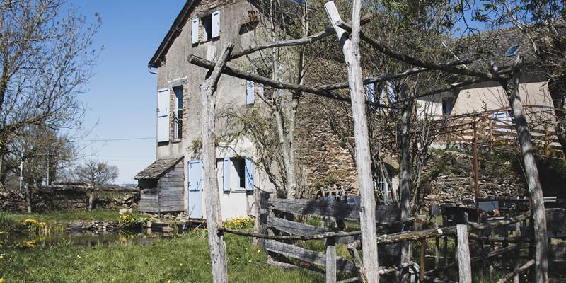 gite-maison-hotes-aveyron-jardin-rustique-presta