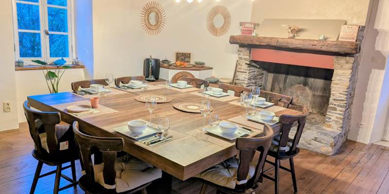table-dhotes-grande-salle-a-manger-cheminee-bois-saisonnee-centres-aveyron-options