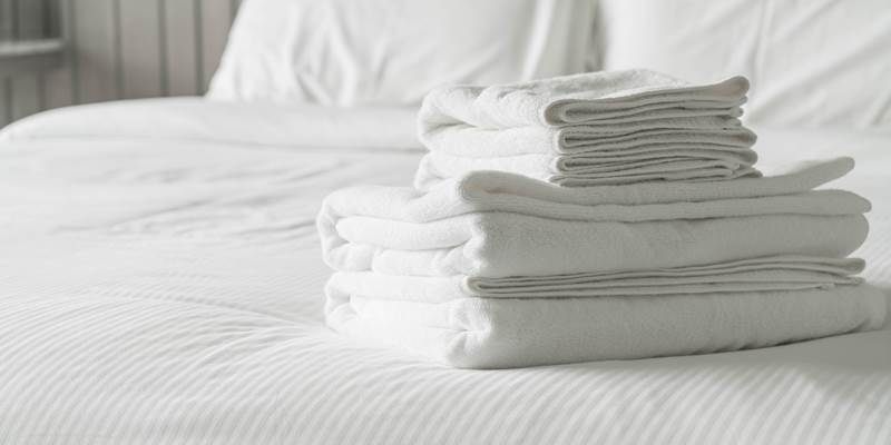 white-towel-bed-decoration-bedroom-interior-options