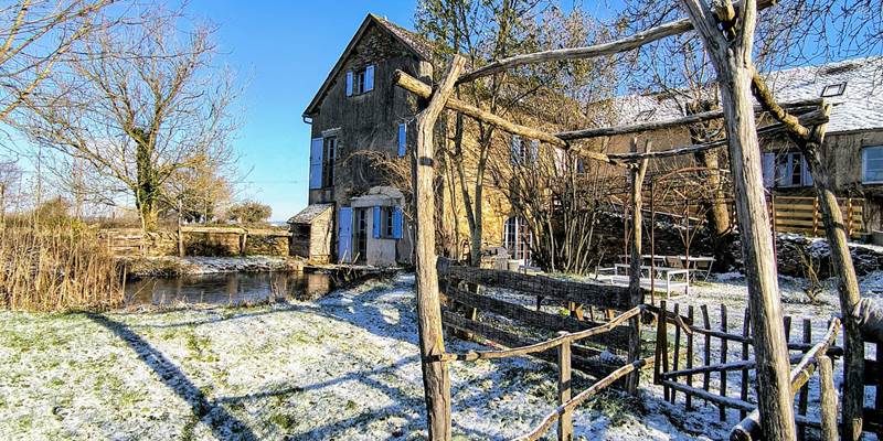 jardin-neige-maison-pierre-hiver-saisonnee-centres-aveyron.jpg-presta