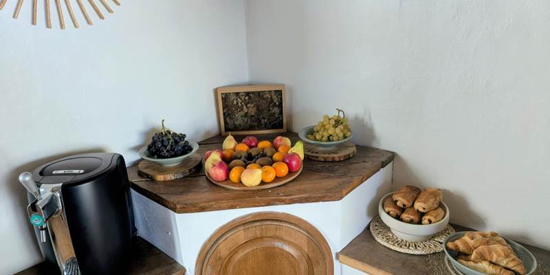 petit-dejeuner-fruits-viennoiseries-saisonnee-centres-aveyron.jpg