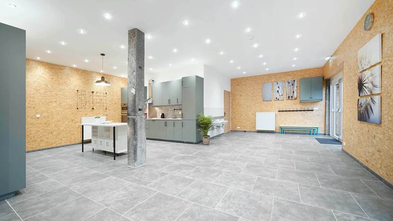 © Salle polyvalente L'écurie - salle vide -