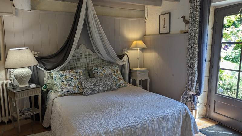 Moulin-Rouhaud-Suite-familiale-Ancolie-agapanthe-lit-queen-size