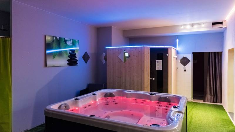 Sauna et spa en rez de jardin du château depuis les chambres par l'ascenseur