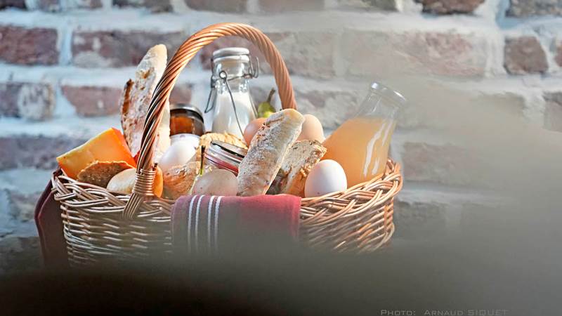 ®GitesLaFermeduParc_breakfast_panier