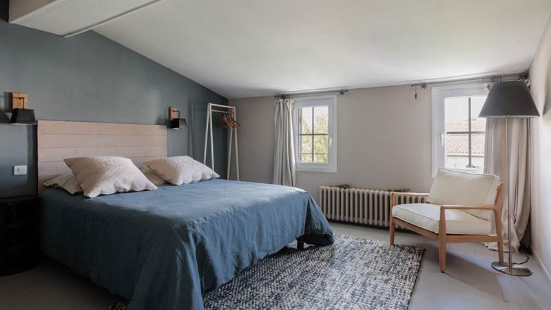 chambre spacieuse et lumineuse dans le bleu du ciel