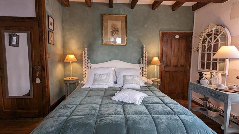 Moulin-Rouhaud-Chambre-la-Tour-lit-queen-size