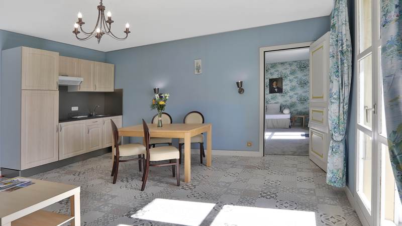 Gîte Junior Suite Gentilhommière 24 - 25 cuisine séjour et canapé-lit 2 couchages - balcon vue parc