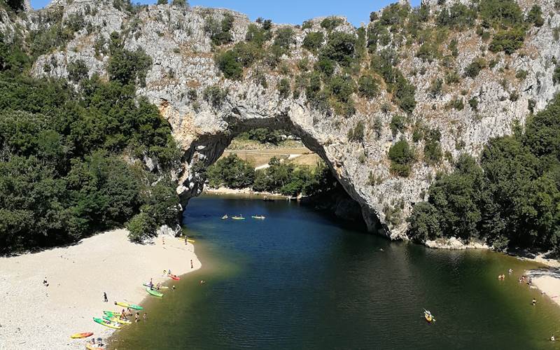 vue sur les monts d'Ardèche du gîte familial, gîte familial convivial et de regroupement d'amis en ardèche rhone alpes pde 16 à 24 personnes.