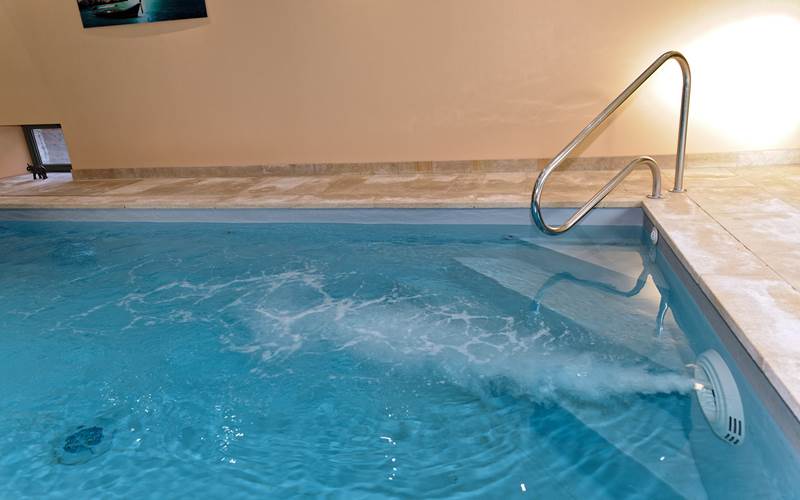 Nage à contre courant dans la piscine en option