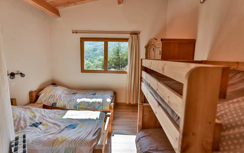 Chambre avec 2 lits simples et 1 lit superposé