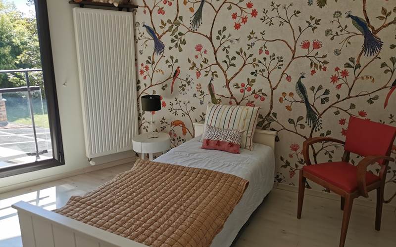 Chambre avec deux lits jumeaux dans une villa, vallée de la Dordogne