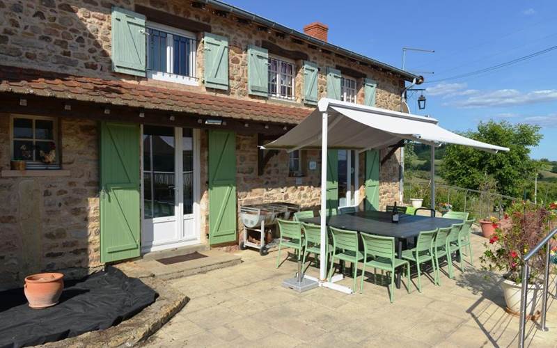 Terrasse devant le gite avec vue sur la vallée