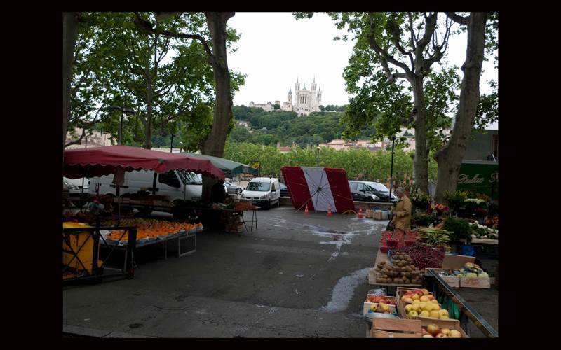le marché sur le quai de Saône : en face de l'immeuble.