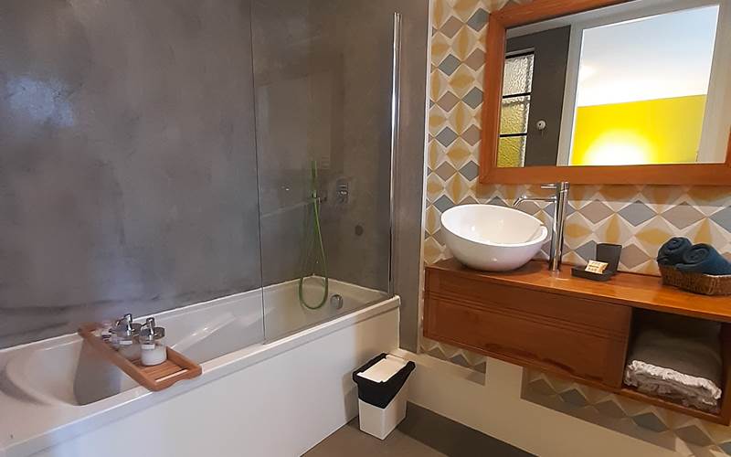 Salle de bain chambre d'hotes vue sur cour Cancale