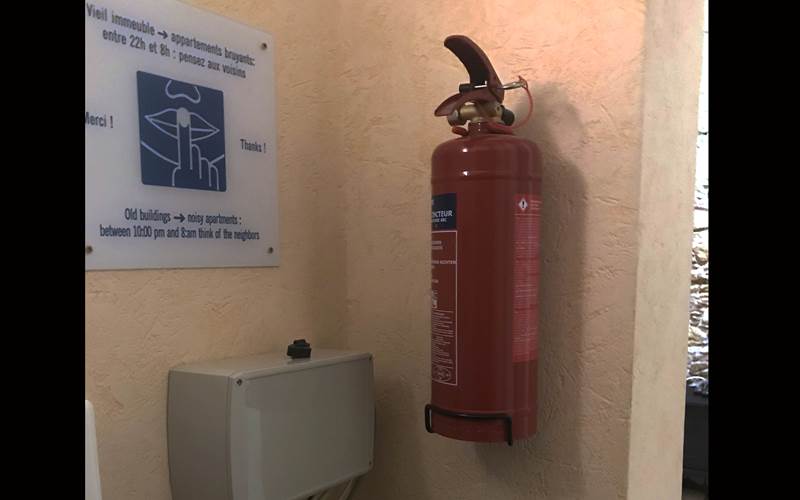 extincteur, situé dans l'entrée du studio.