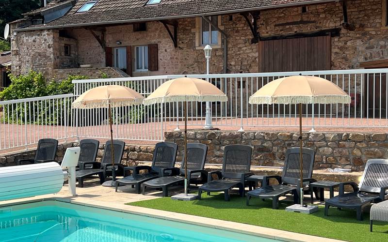 bord de piscine avec maison derrière