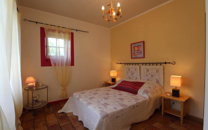 chambre double Antibe dans gîte de groupe au domaine Montloubier à Villeneuve de berg en sud ardèche 10 à 15 personnes