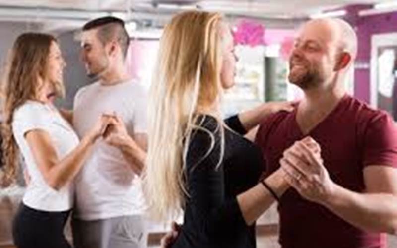 séjour salsa-Bachata stage et cours de danse latine dans location gîte de groupe avec piscine et jardin en Ardèche