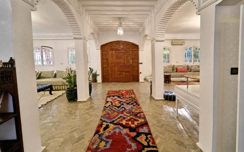 Couloir décoré avec soin à Marrakech