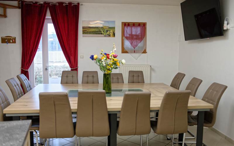 table conviviale pour 14 personnes, idéale pour séminaire
