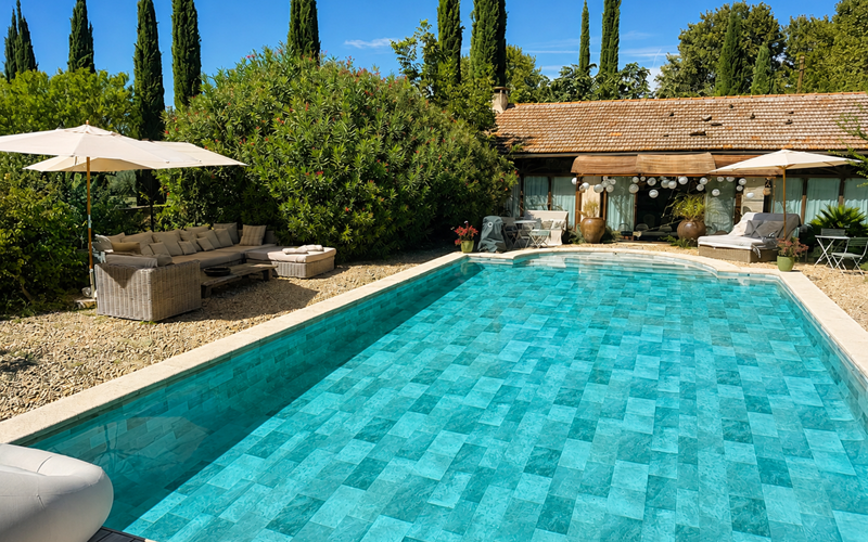 La Piscine du Mas, au coeur d'un écrin de verdure