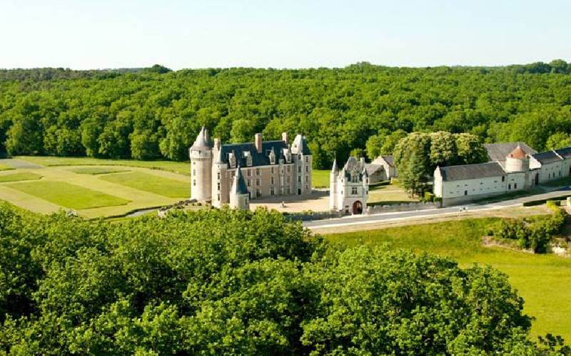 Chateau-de-Montpoupon-1-photo-around